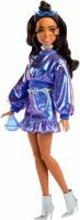 Mattel Barbie Deluxe Style-Modepuppe #7 in blauem Metallic-Top und Rock mit Accessoires, brünett