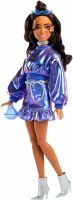 Mattel Barbie Deluxe Style-Modepuppe #7 in blauem Metallic-Top und Rock mit Accessoires, brünett