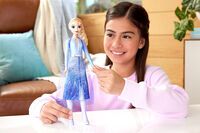 Mattel Disney Die Eiskönigin Singende Elsa-Puppe, die Wo noch niemand war aus dem Film in 4 Sprachen