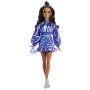 Mattel Barbie Deluxe Style-Modepuppe #7 in blauem Metallic-Top und Rock mit Accessoires, brünett