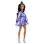 Mattel Barbie Deluxe Style-Modepuppe #7 in blauem Metallic-Top und Rock mit Accessoires, brünett
