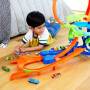 Mattel Hot Wheels Stunttrack Unendliche Crash-Action Spielset mit Die-Cast-Spielzeugauto im Maßstab 
